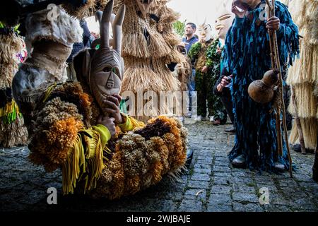 Lamego, Portugal. Februar 2024. Careto posiert für ein Foto während des Lazarim Karnevals. Menschen in Karnevalskostümen nehmen an Entrudo in Lazarim Teil, einer kleinen Stadt in der Gemeinde Lamego im Norden Portugals. Es ist bekannt für seine teuflischen und geheimnisvollen Masken namens Caretos, die aus Holz gefertigt sind und gilt als einer der traditionellsten Karnevals Portugals, am 13. Februar 2024 in Lamego, Portugal. (Foto: Rita Franca/SOPA Images/SIPA USA) Credit: SIPA USA/Alamy Live News Stockfoto