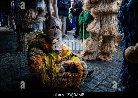 Lamego, Portugal. Februar 2024. Caretos nehmen am Karneval von Lazarim Teil. Menschen in Karnevalskostümen nehmen an Entrudo in Lazarim Teil, einer kleinen Stadt in der Gemeinde Lamego im Norden Portugals. Es ist bekannt für seine teuflischen und geheimnisvollen Masken namens Caretos, die aus Holz gefertigt sind und gilt als einer der traditionellsten Karnevals Portugals, am 13. Februar 2024 in Lamego, Portugal. Quelle: SOPA Images Limited/Alamy Live News Stockfoto