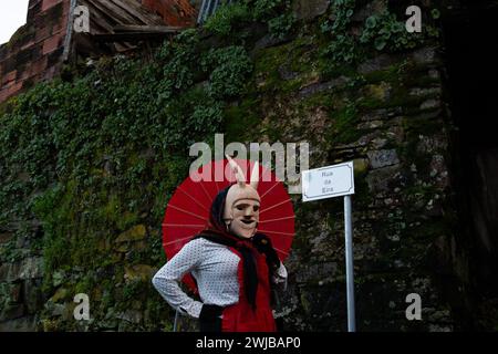 Lamego, Portugal. Februar 2024. Careto posiert für das Foto während des Karnevals in Lazarim. Menschen in Karnevalskostümen nehmen an Entrudo in Lazarim Teil, einer kleinen Stadt in der Gemeinde Lamego im Norden Portugals. Es ist bekannt für seine teuflischen und geheimnisvollen Masken namens Caretos, die aus Holz gefertigt sind und gilt als einer der traditionellsten Karnevals Portugals, am 13. Februar 2024 in Lamego, Portugal. Quelle: SOPA Images Limited/Alamy Live News Stockfoto