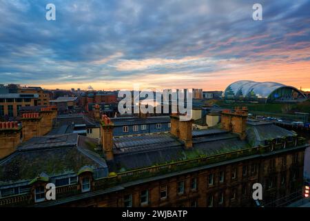 Millennium Bridge über den Fluss Tyne mit Sonnenaufgang am frühen Morgen Stockfoto