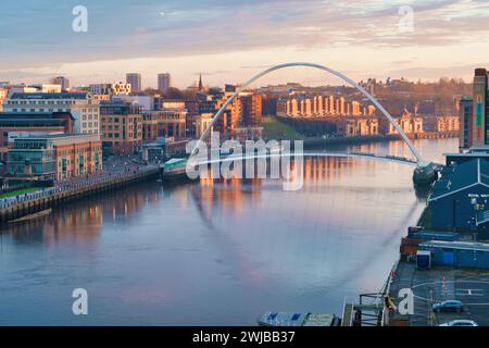 Millennium Bridge über den Fluss Tyne mit Sonnenaufgang am frühen Morgen Stockfoto