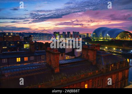 Millennium Bridge über den Fluss Tyne mit Sonnenaufgang am frühen Morgen Stockfoto