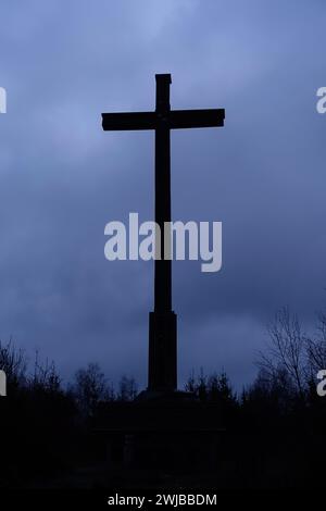 Gipfelkreuz in dunkler Atmosphäre eines bevorstehenden Gewitters, schlechtes Wetter. Schiebergkreuz in Balve, Sauerland, Deutschland, Europa. Stockfoto