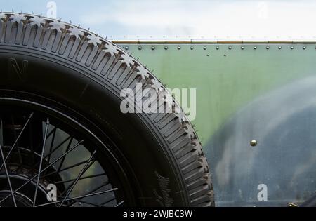 Ein Michelin-Speichenrad an der Seite Eines Rolls Royce Phantom 1 New Phantom Luxury-Motorwagens aus den 1920er Jahren, Lymington UK Stockfoto