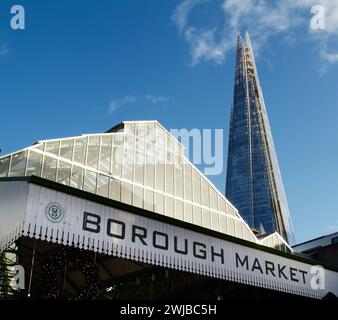 Schild und Eintritt zum Glasdach Borough Food and Products Market mit The Shard im Hintergrund, London UK Stockfoto