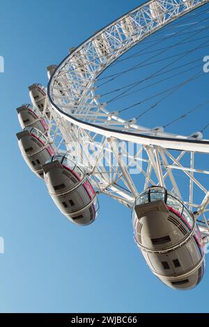 Blick nach oben unter den Pods des auskragenden Aussichtsrads London Eye, Millenium Wheel am South Bank of the Thames, London, großbritannien Stockfoto