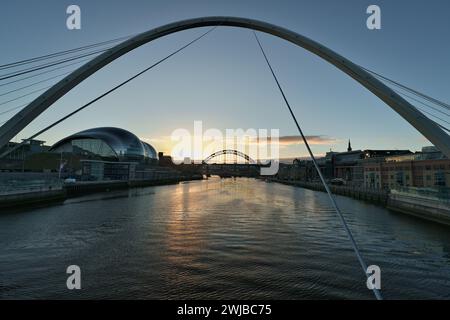 Newcastle Tyne Bridge von der Millennium Bridge auf den Fluss Tyne mit dem Glass House und Quayside Stockfoto