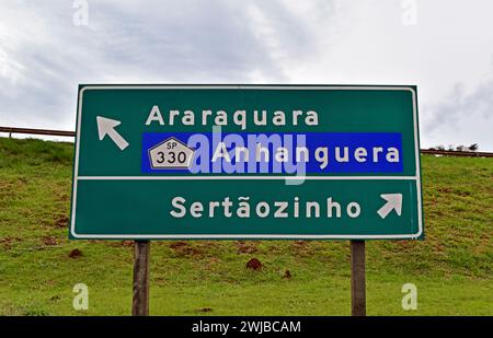 Wegschild für Wanderwege, das die Straße und die nahe gelegenen Städte anzeigt Stockfoto