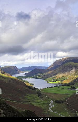 Blick auf Buttermere von Haystacks Fell, Cumbria, Lake District National Park, England, UK Haystacks Fell ist einer der 214 Wainwright Fells. Stockfoto