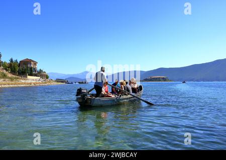 13. September 2023 - Prespa-See in Albanien: Touristen genießen eine Bootsfahrt mit albanischen Fischern Stockfoto