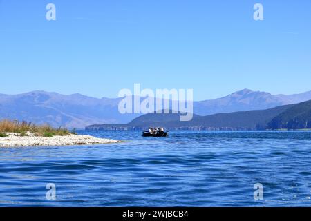 13. September 2023 - Prespa-See in Albanien: Touristen genießen eine Bootsfahrt mit albanischen Fischern Stockfoto