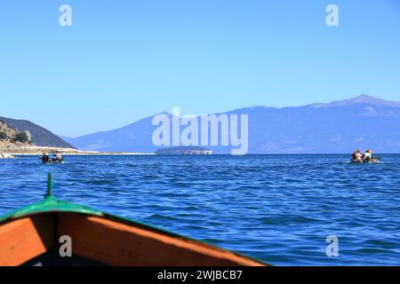 13. September 2023 - Prespa-See in Albanien: Touristen genießen eine Bootsfahrt mit albanischen Fischern Stockfoto