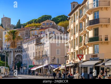 Das tägliche Leben im Stadtzentrum von Cannes mit Einkäufern und Touristen, die sich auf den belebten Straßen mischen. Nur wenige Sekunden von den Luxusyachten und dem Yachthafen entfernt. Stockfoto