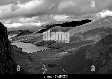 Blick auf Buttermere von Haystacks Fell, Cumbria, Lake District National Park, England, UK Haystacks Fell ist einer der 214 Wainwright Fells. Stockfoto