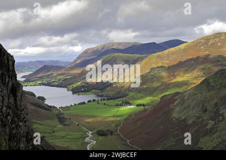 Blick auf Buttermere von Haystacks Fell, Cumbria, Lake District National Park, England, UK Haystacks Fell ist einer der 214 Wainwright Fells. Stockfoto