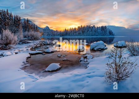 Wintersonnenaufgang über einer gefrorenen Landschaft in Zentralfinnland Stockfoto