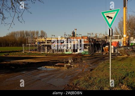 Bauvorhaben, Neubauprojekt, Neubau im Landschaftsschutzgebiet, Verlust von Natur- und Landschaftsschutzflächen, Stadtranderweiterung, Landschaftsverlust, Deutschland, 2020 Neubauprojekt, Neubauentwicklung im Naturschutzgebiet, Verlust von Naturschutzgebiet, Landschaftsverlust, Deutschland, 2020 Stockfoto