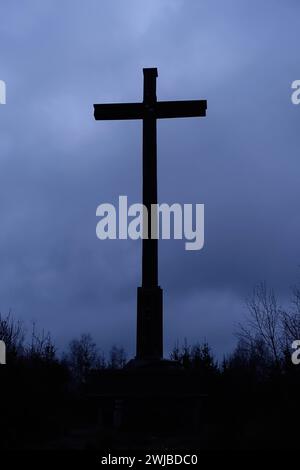 Kreuz gegen den dunklen Himmel, Gipfelkreuz in dunkler, mystischer Atmosphäre eines aufkommenden Gewitters, schlechtes Wetter, Schiebergkreuz in Balve, Sauerland, Deutschland, Europa. *** Gipfelkreuz in dunkler Atmosphäre eines bevorstehenden Gewitters. Schiebergkreuz in Balve, Sauerland, Deutschland, Europa. Nordrhein-Westfalen Deutschland, Westeuropa Stockfoto