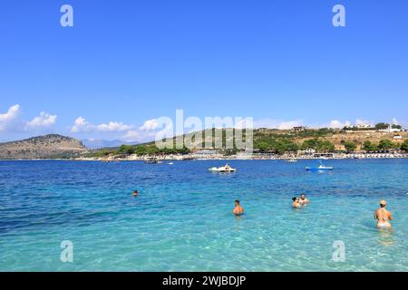 19. September 2023 - Ksamil in Albanien: Die Menschen genießen das Leben am Strand an einem sonnigen Tag Stockfoto