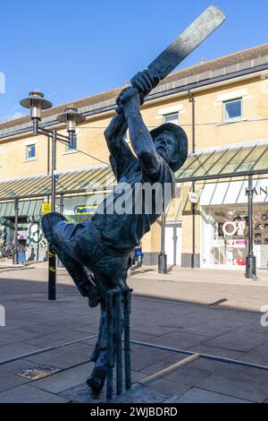 Hastings, East Sussex, Großbritannien - 12. Februar. Blick auf die Spirit of Cricket-Statue im Meadow Einkaufszentrum Hastings, East Sussex am 12. Februar 2024. Th Stockfoto