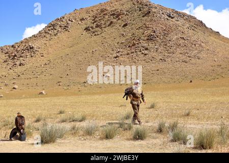 27. August 2023: Bokonbayevo, Provinz Issyk Kul in Kirgisistan: Ein kirgisischer Adlerjäger mit seinem Adler Stockfoto