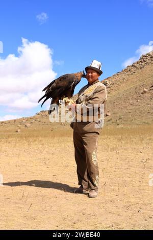 27. August 2023: Bokonbayevo, Provinz Issyk Kul in Kirgisistan: Ein kirgisischer Adlerjäger mit seinem Adler Stockfoto