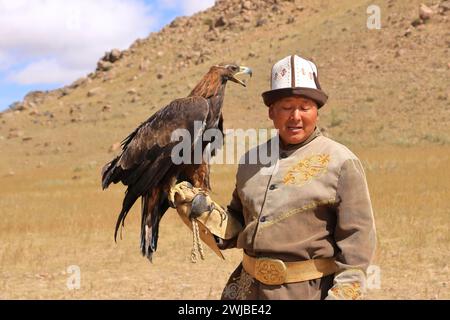 27. August 2023: Bokonbayevo, Provinz Issyk Kul in Kirgisistan: Ein kirgisischer Adlerjäger mit seinem Adler Stockfoto