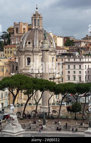ROM, ITALIEN - 10. MÄRZ 2023: Dies ist eine Luftaufnahme der Trajanssäule und der Kirche Santa Maria di Loreto. Stockfoto