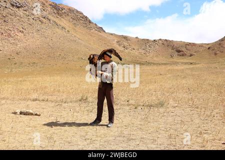 27. August 2023: Bokonbayevo, Provinz Issyk Kul in Kirgisistan: Kirgisische Adlerjäger demonstrieren eine Adlerjagd Stockfoto