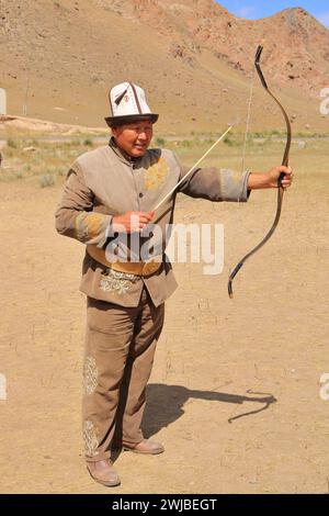 27. August 2023: Bokonbayevo, Provinz Issyk Kul in Kirgisistan: Kirgisische Adlerjäger demonstrieren eine Adlerjagd Stockfoto