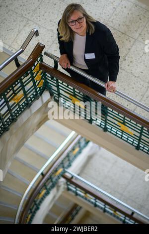 14. Februar 2024, Sachsen-Anhalt, Magdeburg: Katja Wilken, Vizepräsidentin des Bundesamtes für Verwaltung, steht im Treppenhaus des ehemaligen Gebäudes der Deutschen Post im nördlichen Magdeburger Stadtzentrum. Das Bundesamt für Verwaltung (BVA) hat dort einen neuen Standort gefunden. Das Grundstück im denkmalgeschützten Gebäude wurde am 14. Februar 2024 offiziell eröffnet. Die Behörde hatte bereits seit 2020 ihren Sitz in Magdeburg, allerdings in temporären, wesentlich kleineren Räumlichkeiten. Nach Köln und Berlin soll Magdeburg zu einem weiteren großen BVA-Standort ausgebaut werden. Die BVA hat eine Tota Stockfoto