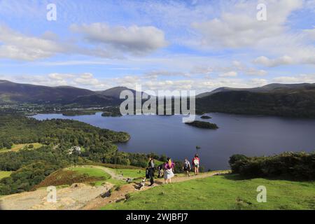 Blick von Cat Bells Fell über Derwentwater, Keswick Town, Cumbria, Lake District National Park, England Cat Bells Fell ist eine der 214 Wainwrights Stockfoto