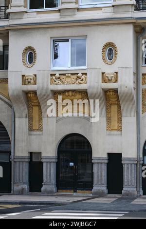 Kunstvolle Art déco-Fassade eines Wohnblocks in Donostia, San Sebastián, Baskische Autonomen Gemeinschaft, Spanien, Europa Stockfoto