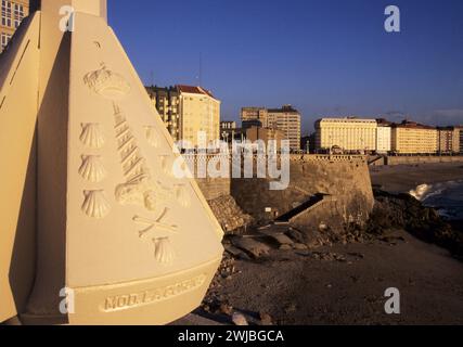 Lampenpfosten und Playa del Orzan in der Abenddämmerung, La Coruna, Galicien, Spanien Stockfoto