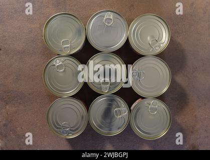 Blechdosen, Dosenfutter, Deckel, auf dem Tisch. Stockfoto