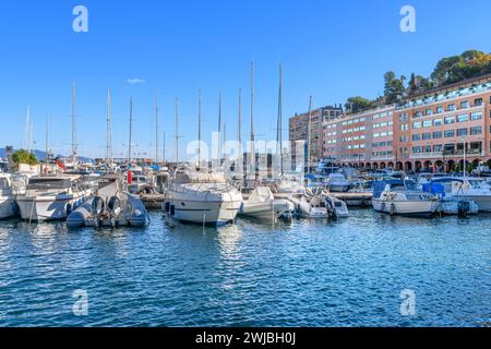 Port Hercule Marina, Monte Carlo in Monaco. Von hier aus erhebt sich die Stadt in die Hügel dahinter. Verwoben mit kurvenreichen Straßen und intelligenten Häusern. Stockfoto