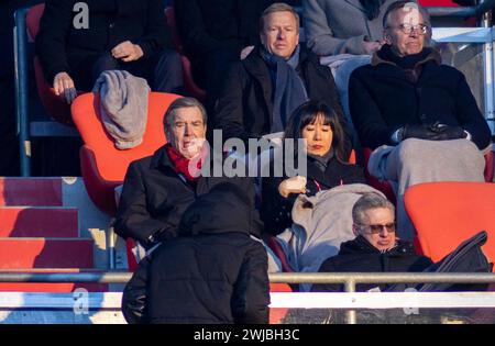 Gerhard Schröder mit Ehefrau so-yeon Schröder-Kim / Trauerfeier Gedenkfeier für Franz Beckenbauer in der Allianz Arena des FC Bayern in München / Datum: 19.01.2024 / *** Gerhard Schröder mit Ehefrau so yeon Schröder Kim Gedenkgottesdienst für Franz Beckenbauer in der Allianz Arena des FC Bayern in München Datum 19 01 2024 Stockfoto