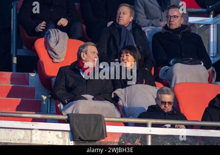 Gerhard Schröder mit Ehefrau so-yeon Schröder-Kim / Trauerfeier Gedenkfeier für Franz Beckenbauer in der Allianz Arena des FC Bayern in München / Datum: 19.01.2024 / *** Gerhard Schröder mit Ehefrau so yeon Schröder Kim Gedenkgottesdienst für Franz Beckenbauer in der Allianz Arena des FC Bayern in München Datum 19 01 2024 Stockfoto