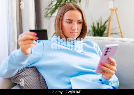Frau beim Online-Shopping zu Hause Stockfoto