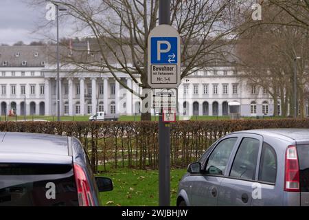 Koblenz, Deutschland. Februar 2024. Autos parken in einer Anwohnerparkzone in Koblenz. Die Gebühr wird nach folgender Formel berechnet: Länge mal Breite mal 45 Cent mal 52 Wochen. In Koblenz gibt es rund 6000 Parkausweise, hauptsächlich in der Innenstadt und in den Nachbarbezirken. Quelle: Thomas Frey/dpa/Alamy Live News Stockfoto