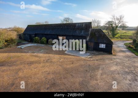 Wickhambrook, Suffolk - Januar 212 2020: Traditionelle freistehende Scheune und Landschaft Stockfoto