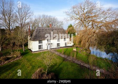 Wickhambrook, Suffolk - Januar 212 2020: Traditionelles freistehendes Bauernhaus mit Strohdach Stockfoto