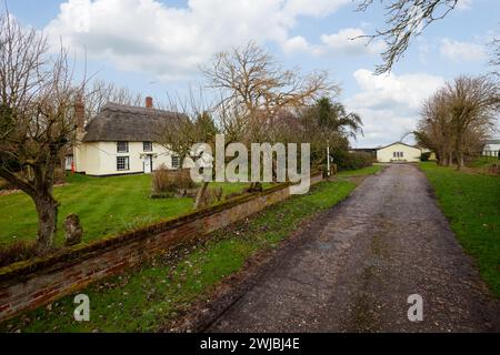 Wickhambrook, Suffolk - Januar 212 2020: Traditionelles freistehendes Bauernhaus mit Strohdach und Nebengebäuden Stockfoto