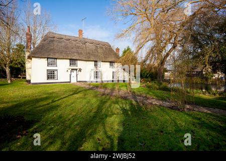 Wickhambrook, Suffolk - Januar 212 2020: Traditionelles freistehendes Bauernhaus mit Strohdach Stockfoto