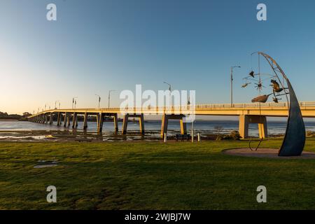 Die 640 Meter (2.100 Fuß) lange Phillip Island Brücke verbindet das australische Festland bei San Remo mit der Insel Newhaven. Stockfoto