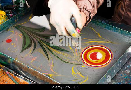 Ebru-Malerei. Verfahren zur Erstellung von Zeichnungen in der ebru-Technik. Zeichnen mit Farbmuster auf Wasser. Traditionelle türkische Kunst Ebru. Hobby und Entspannung Stockfoto