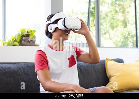 Teenager Asian Boy erforscht die virtuelle Realität zu Hause mit Kopierraum Stockfoto