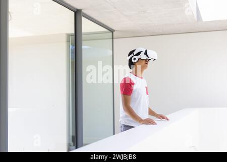 Teenager Asian Boy erforscht die virtuelle Realität zu Hause mit Kopierraum Stockfoto