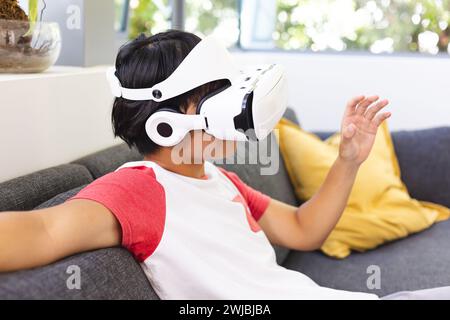 Teenager Asian Boy erforscht die virtuelle Realität zu Hause mit Kopierraum Stockfoto