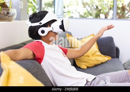 Teenager Asian Boy erforscht die virtuelle Realität zu Hause mit Kopierraum Stockfoto